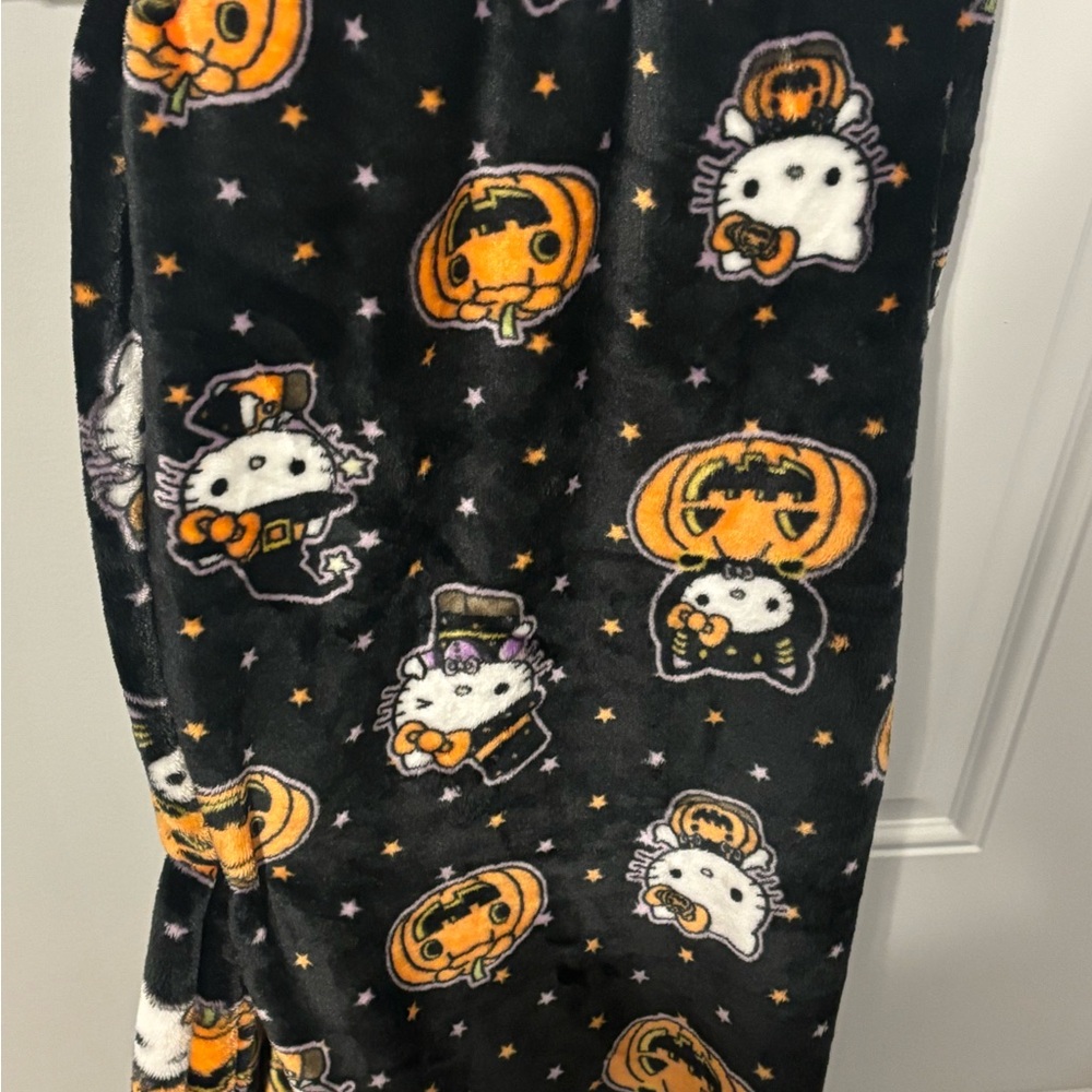 Hello Kitty Halloween Blanket - Black and Orange - Picture 3 of 3